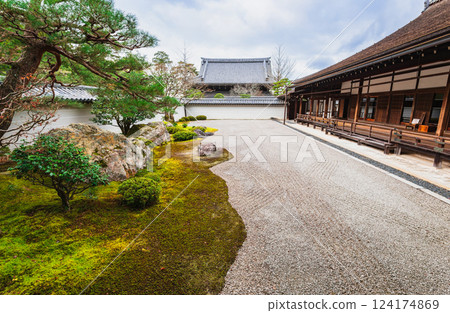 Autumn in Kyoto: Nanzenji Temple, Daihojo Garden 124174869