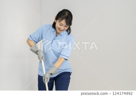 50 多歲的女性清潔工 124174992