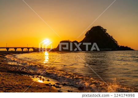 Yura Coast dyed in the sunset 124174998