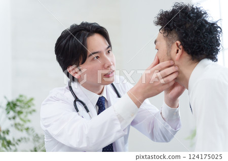 醫生檢查病人 醫生檢查病人 124175025