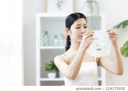 A woman holding a face pack 124175030