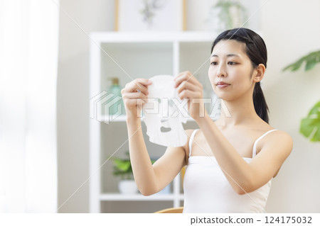 A woman holding a face pack 124175032