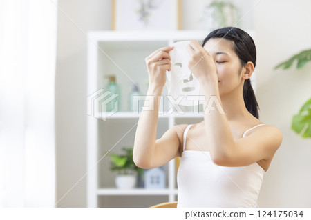 一名手持面膜的女子 124175034