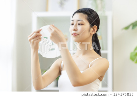 一名手持面膜的女子 124175035
