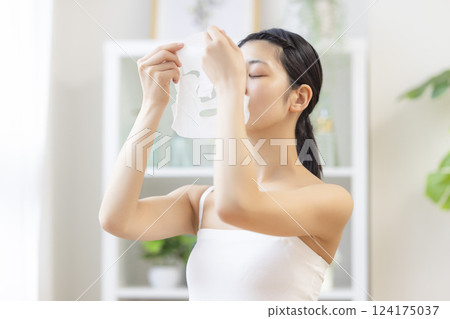 一名手持面膜的女子 124175037