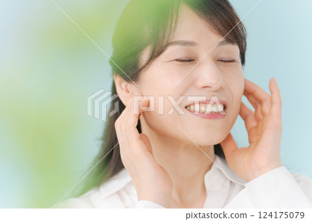 Middle women beauty 124175079