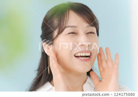 Middle women beauty 124175080