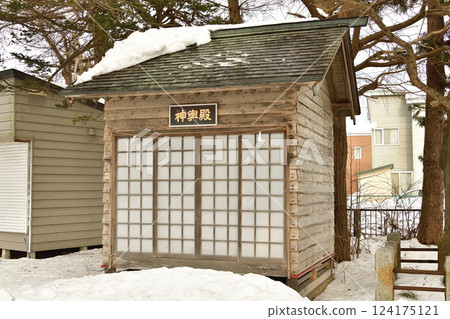 Photographing the grounds of Arikawa Daijingu Shrine in Hokuto, Hokkaido in winter Photographing the grounds of Arikawa Daijingu Shrine in Hokuto, Hokkaido in winter 124175121