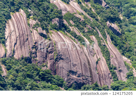 巨大的花崗岩、陡峭的山脈、世界自然遺產屋久島(夏季) 巨大的花崗岩、陡峭的山脈、世界自然遺產屋久島(夏季) 124175205