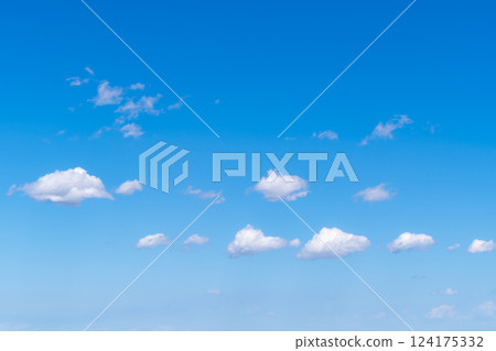 白雲漂浮在藍天f-1 124175332