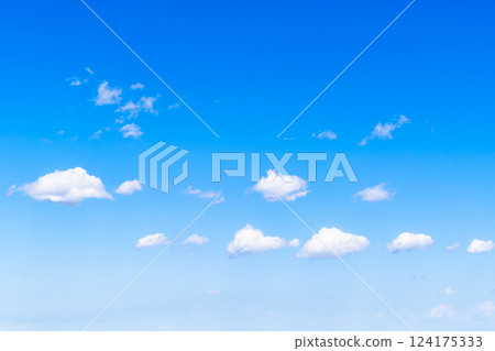 白雲漂浮在藍天f-2高飽和度對比 124175333