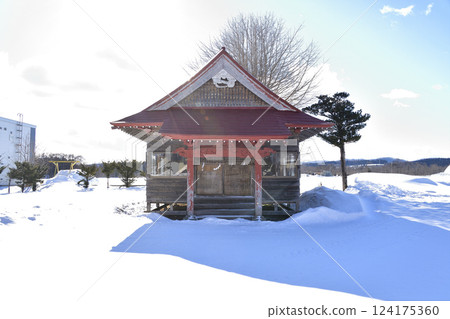 Photographing the grounds of Nakano Inari Shrine in Hokuto, Hokkaido in winter Photographing the grounds of Nakano Inari Shrine in Hokuto, Hokkaido in winter 124175360