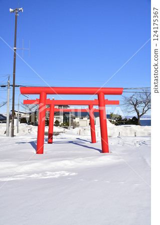 Photographing the grounds of Nakano Inari Shrine in Hokuto, Hokkaido in winter 124175367