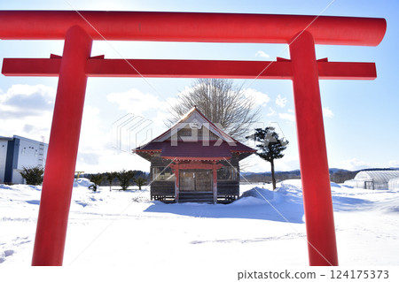 Photographing the grounds of Nakano Inari Shrine in Hokuto, Hokkaido in winter 124175373