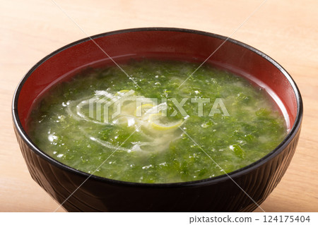 Fresh green seaweed, green laver, miso soup Fresh green seaweed, green laver, miso soup 124175404