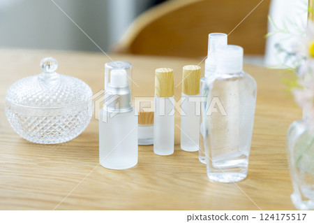 桌上的化妝品瓶(無人) 桌上的化妝品瓶(無人) 124175517