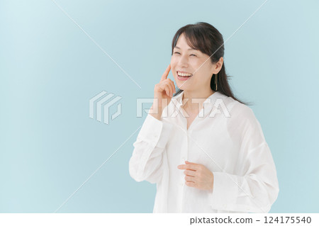 Middle women beauty 124175540