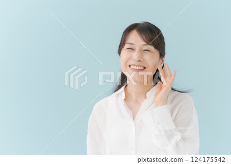 Middle women beauty 124175542