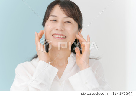 Middle women beauty Middle women beauty 124175544