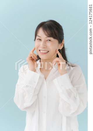 Middle women beauty 124175681