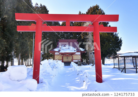 Photographing the grounds of Kiyokawa Inari Shrine in Hokuto, Hokkaido in winter Photographing the grounds of Kiyokawa Inari Shrine in Hokuto, Hokkaido in winter 124175733