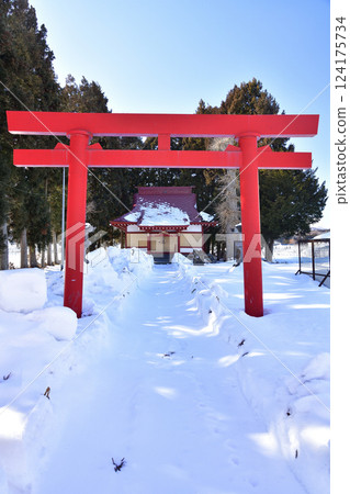 Photographing the grounds of Kiyokawa Inari Shrine in Hokuto, Hokkaido in winter Photographing the grounds of Kiyokawa Inari Shrine in Hokuto, Hokkaido in winter 124175734