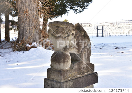 Photographing the grounds of Kiyokawa Inari Shrine in Hokuto, Hokkaido in winter Photographing the grounds of Kiyokawa Inari Shrine in Hokuto, Hokkaido in winter 124175744