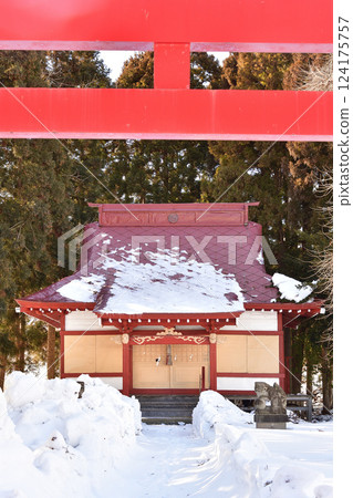 Photographing the grounds of Kiyokawa Inari Shrine in Hokuto, Hokkaido in winter 124175757