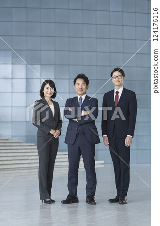 Business people: Middle-aged to senior generation image Business people: Middle-aged to senior generation image 124176116