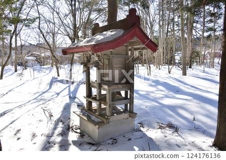 Photographing the scenery of Yamanokami Shrine in Hokuto, Hokkaido in winter 124176136