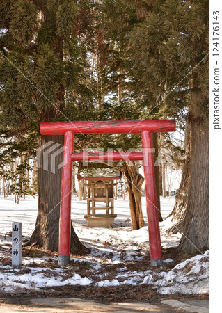 Photographing the scenery of Yamanokami Shrine in Hokuto, Hokkaido in winter Photographing the scenery of Yamanokami Shrine in Hokuto, Hokkaido in winter 124176143