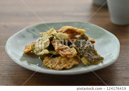 Squid and seaweed tempura 124176419