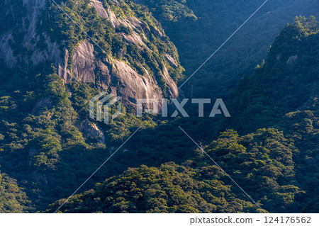 擁有巨大花崗岩的世界遺產、神明居住的山－屋久島（秋季） 124176562