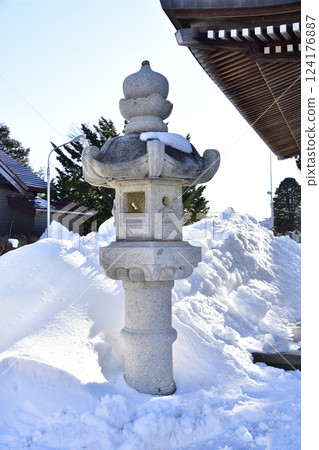 拍攝北海道北杜市恵日山光明寺山門的冬季風景 拍攝北海道北杜市恵日山光明寺山門的冬季風景 124176887