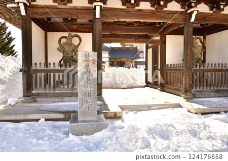 拍攝北海道北杜市恵日山光明寺山門的冬季風景 拍攝北海道北杜市恵日山光明寺山門的冬季風景 124176888