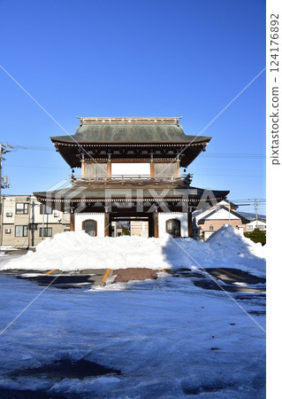 拍攝北海道北杜市恵日山光明寺山門的冬季風景 拍攝北海道北杜市恵日山光明寺山門的冬季風景 124176892