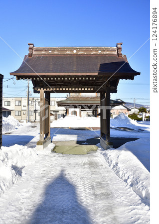 拍攝北海道北杜市恵日山光明寺山門的冬季風景 拍攝北海道北杜市恵日山光明寺山門的冬季風景 124176894