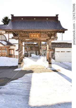 拍攝北海道北杜市恵日山光明寺山門的冬季風景 拍攝北海道北杜市恵日山光明寺山門的冬季風景 124176896