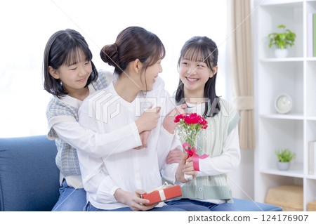 母親節給康乃馨的女孩和媽媽 124176907