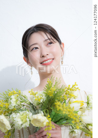 Beauty and beauty image of spring/summer yellow flowers holding a bouquet of mimosa Beauty and beauty image of spring/summer yellow flowers holding a bouquet of mimosa 124177096