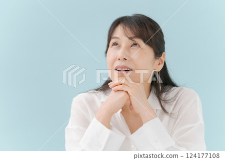 放下他臉頰的中間女人 放下他臉頰的中間女人 124177108