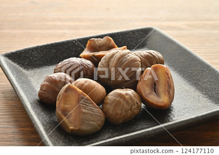 I peeled the sweet chestnuts. 124177110