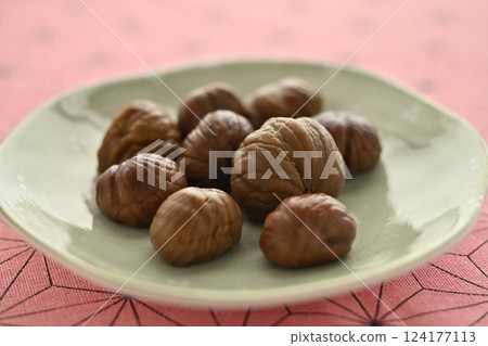 I peeled the sweet chestnuts. 124177113