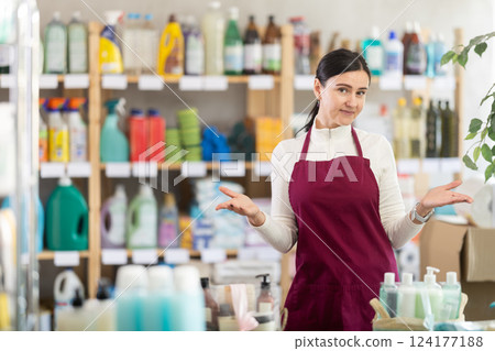 Saleswoman invites you to shop in a supermarket 124177188