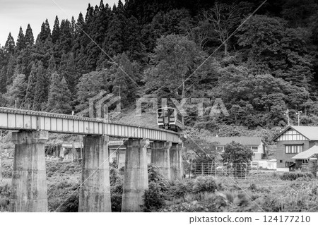 穿越金津川的列車 - 只見線 124177210