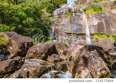 Hebi-no-Kuchi Falls, World Natural Heritage Site, Yakushima (Autumn) Hebi-no-Kuchi Falls, World Natural Heritage Site, Yakushima (Autumn) 124177604
