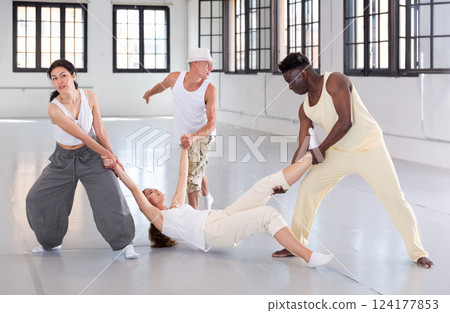 Group artists rehearsing spectacle scene 124177853