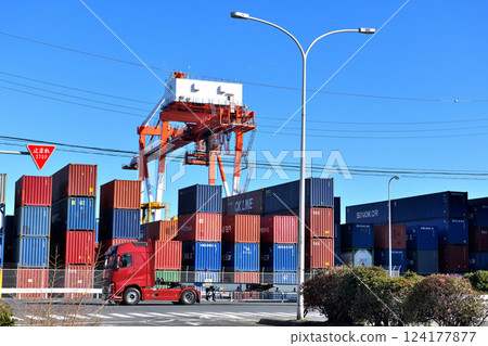 Colorful containers piled up on Shinagawa Pier 124177877