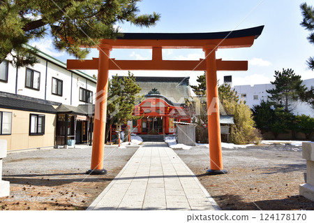 初春時節拍攝北海道函館大森稻荷神社境內的照片 124178170