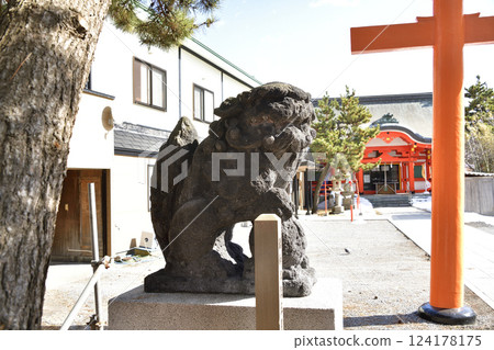 初春時節拍攝北海道函館大森稻荷神社境內的照片 124178175